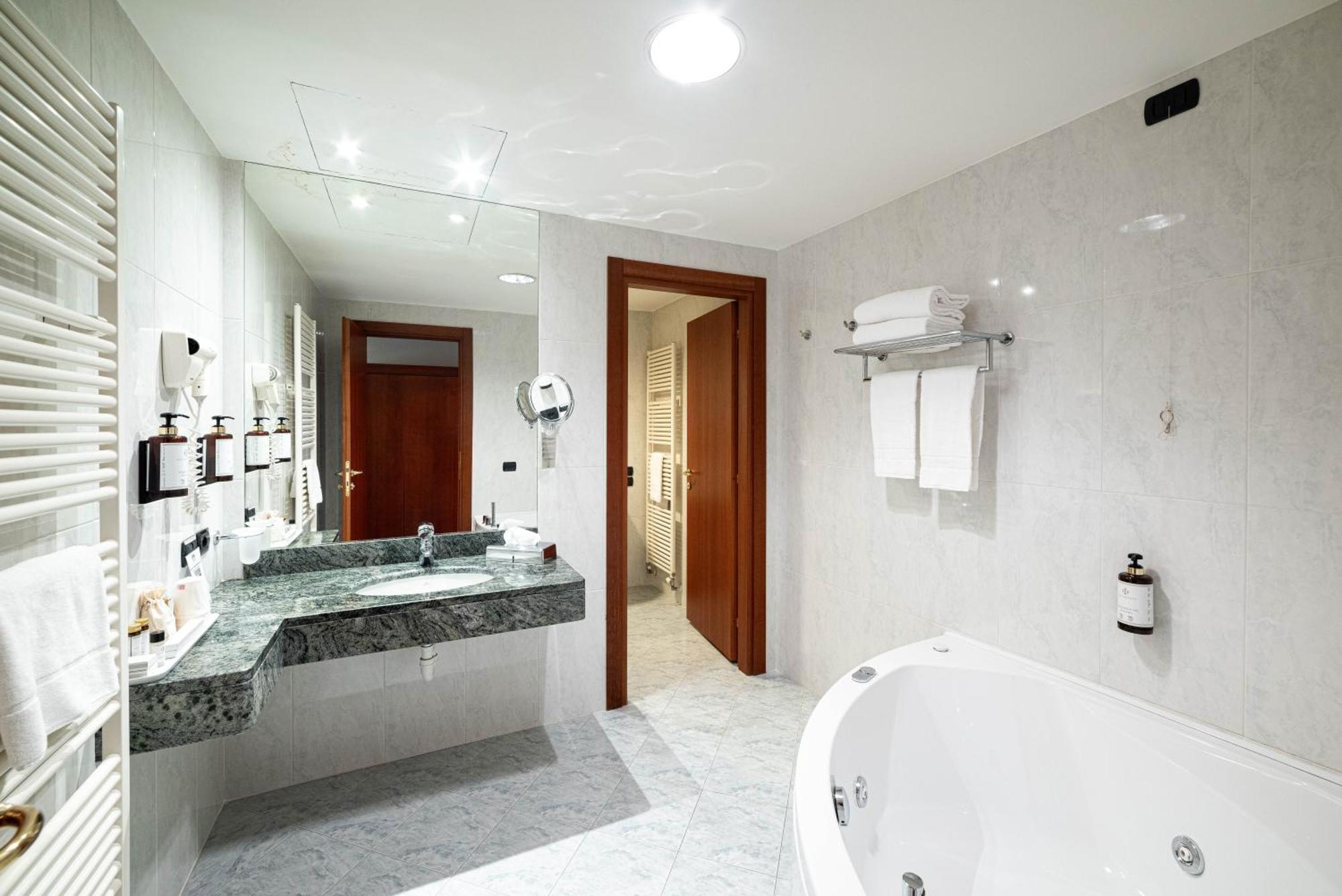 Phi Hotel Cavalieri Бра Экстерьер фото